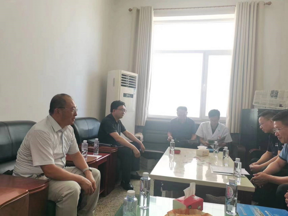 图2与民勤县中医院领导座谈_调整大小.jpg