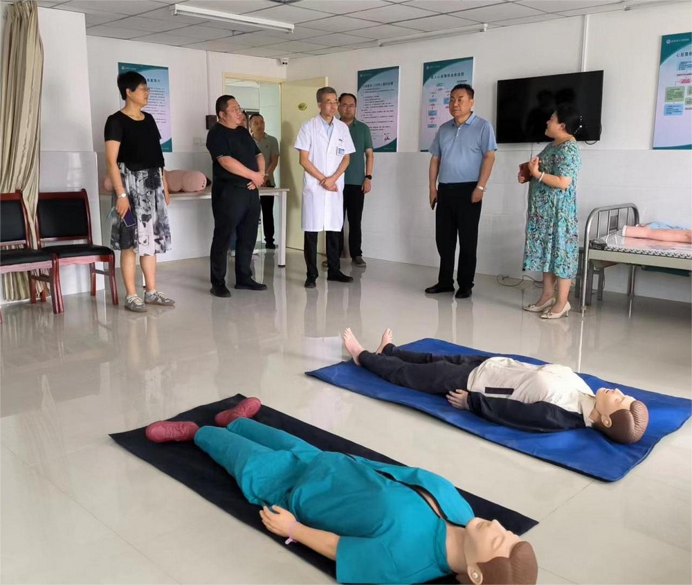 4.参观医院实训基地_调整大小.jpg