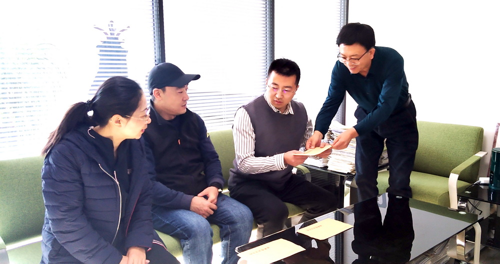 1704851426945099170.jpg 240105工会慰问职工 (2)_调整大小.jpg